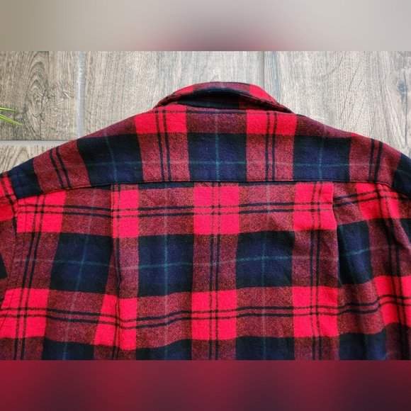 Pendleton 100% wool red and black long sleeve flannel top with pockets - Picture 9 of 11